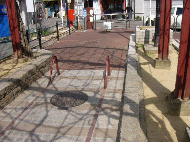 レールと枕木を模したタイル張りの線路跡